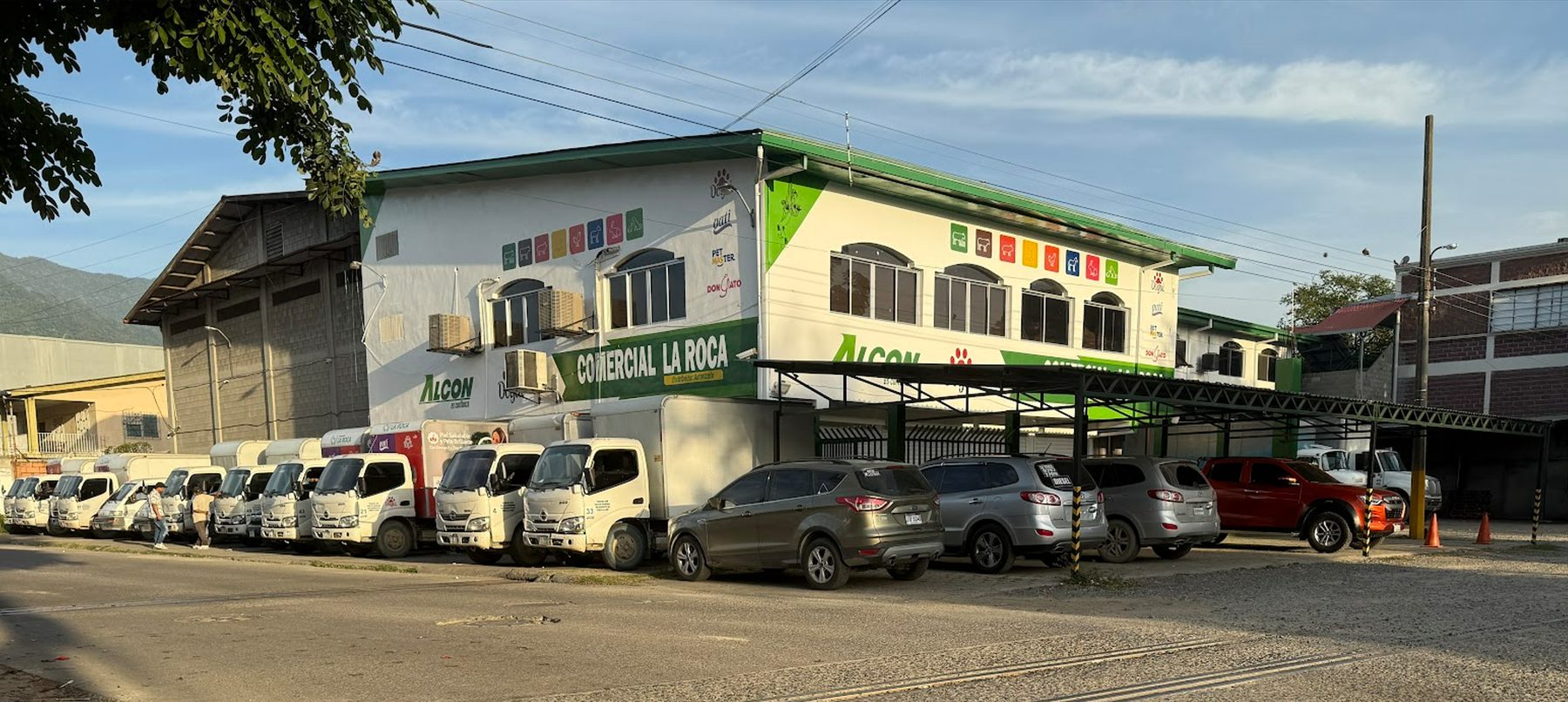 Instalaciones y flota de reparto de Comercial La Roca en San Pedro Sula